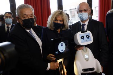 Brigitte Macron et Jean-Michel Blanquer dans une école d’Ormesson-sur-Marne, découvrent des systèmes robotisés qui permettent aux élèves, souffrant d'une longue maladie, de pouvoir suivre leur scolarité à distance depuis l'hôpital. 