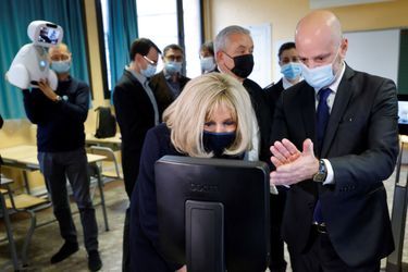 Brigitte Macron et Jean-Michel Blanquer dans une école d’Ormesson-sur-Marne, découvrent des systèmes robotisés qui permettent aux élèves, souffrant d'une longue maladie, de pouvoir suivre leur scolarité à distance depuis l'hôpital. 
