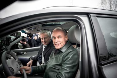 Bertrand Piccard présente la voiture à hydrogène à Bruno Le Maire et Elisabeth Borne, en novembre 2019.