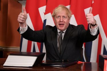 Boris Johnson, pouces levés après la signature de l&#039;accord.