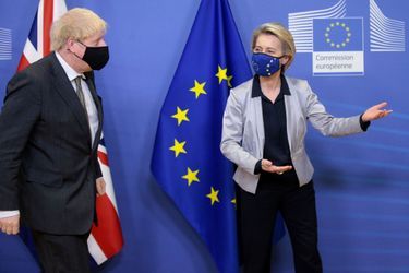 Le Premier ministre britannique Boris Johnson et la présidente de la Commission européenne, Ursula von der Leyen, à Bruxelles, mercredi.