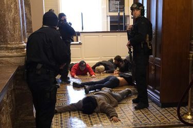 Des émeutiers ont déjà été interpellés à l'intérieur du Capitole.
