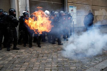 Policiers pris pour cible lors de la manifestation samedi à Paris. Les flammes proviennent de l&#039;explosion d&#039;un projectile, qui vient de se produire tout près des agents.