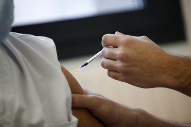 Une personne reçoit une dose du vaccin Pfizer/BioNTech en France (image d'illustration). 