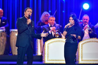 Dany Brillant et Anggun lors de l'enregistrement de l'émission «Chantons Aznavour» diffusée le 10 décembre 2021 sur France 3