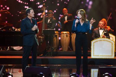 Dany Brillant et Carla Bruni lors de l'enregistrement de l'émission «Chantons Aznavour» diffusée le 10 décembre 2021 sur France 3