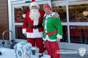 Les agents sous couverture étaient habillés en Père Noël et en elfe. 