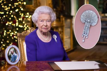 La reine elizabeth II parée de la Courtauld Thomson Scallop-Shell Brooch pour son discours de Noël 2020. En vignette, zoom sur cette broche