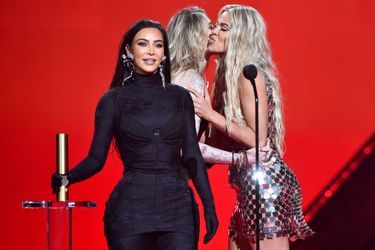Kim Kardashian et Khloé Kardashian (avec Paris Jackson) aux People's Choice Awards à Los Angeles le 7 décembre 2021