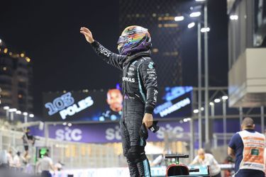 Lewis Hamilton et son rival néerlandais Max Verstappen se battent pour le titre de champions du monde de F1. Mais le pilote britannique s'est également démarqué cette année en prenant position pour les droits LGBTQ+, arborant un casque aux couleurs de l'arc-en-ciel en Arabie Saoudite.