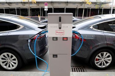 Deux Tesla en train de recharger. 