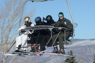 Kylie et Kendall Jenner (en noir au centre) avec Travis Scott (à gauche) et leur ami Fai Khadra (à droite) à Aspen le 1er janvier 2021