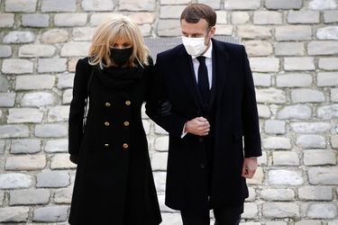 Le couple Macron, fin novembre aux Invalides à Paris pour l'hommage national à Daniel Cordier. 