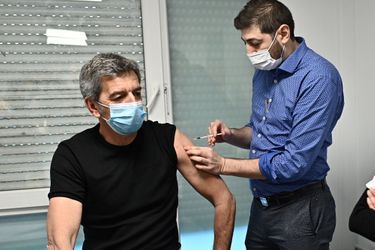 Michel Cymes se fait vacciner contre le Covid-19.