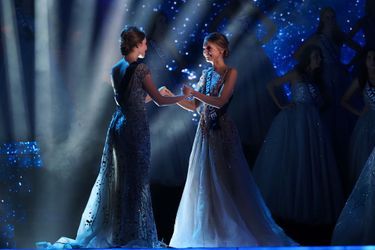 April Benayoum et Amandine Petit, samedi soir, élues première dauphine et Miss France. 