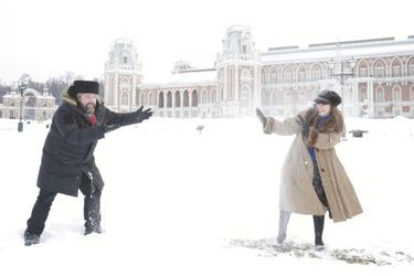 Le grand-duc Georges Mikhaïlovitch, 39 ans, et la noble dame Rebecca Virginia Bettarini, 38 ans, devant la cathédrale Saint-Basile et la tour Spasskaïa. A Moscou, Le 15 janvier. 