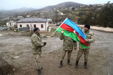 Des soldats azerbaïdjanais à Talish, dans le Nagorny-Karabakh, le 6 décembre 2020.