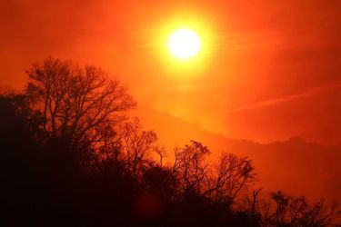 Un coucher de soleil rouge sang causé par les fumées des feux de forêt à Santa Barbara, en Californie. 