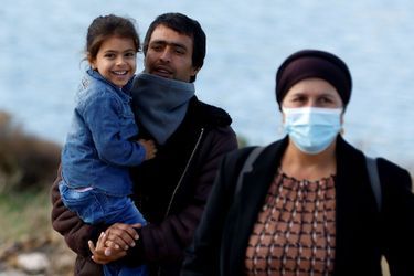 Des migrants refugiés sur l'île grecque de Lesbos, le 5 décembre 2021.