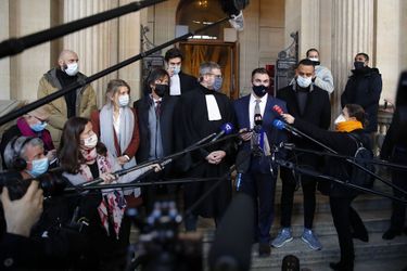 Trois des "héros du Thalys" Alek Skarlatos, (au centre à droite), Anthony Sadler, (dr), Mark Moogalian, (troisième à partir de la g.), son épouse Isabelle, le 20 novembre au Tribunal de Paris.