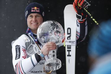 Alexis Pinturault a remporté le jour de ses trente ans, la Coupe du monde de ski alpin, devenant le premier Français à s'adjuger le gros globe de cristal depuis 1997.