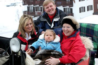 La princesse Catharina-Amalia des Pays-Bas avec ses parents et sa grand-mère la reine Beatrix, le 12 février 2005