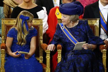 La princesse Catharina-Amalia des Pays-Bas avec sa grand-mère l'ex-reine Beatrix, le 30 avril 2013, jour de l'accession au trône du roi Willem-Alexander