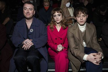 Sam Smith, Natalie Dyer et Charlie Heaton au défilé Dior homme automne-hiver 2022 à Londres le 9 décembre 2021