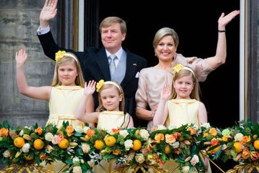 La princesse Catharina-Amalia des Pays-Bas avec ses parents et ses sœurs, le 30 avril 2013, jour de l'accession au trône de son père