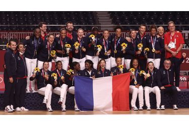 Les sports collectifs français ont brillé à Tokyo. Les basketteurs ont remporté l'argent, les basketteuses le bronze et les volleyeurs ont écrit l'histoire en remporté l'or pour la première fois. Les deux équipes féminine et masculine de handball ont de leur côté réalisé un doublé historique en or. Quant aux Français de rugby à VII, elles conquis la médaille d'argent olympique samedi, en s'inclinant face à la Nouvelle-Zélande en finale des Jeux.