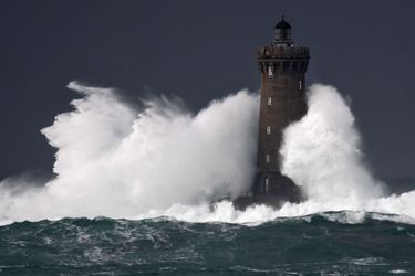 Puissante vague contre le phare de Porspoder en Bretagne.