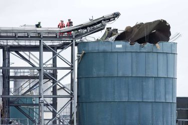 La cuve chimique de l&#039;usine de traitement des eaux usées d&#039;Avonmouth détruit par l&#039;explosion.