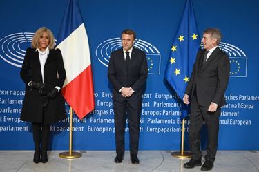 Emmanuel Macron et Brigitte Macron accueillis par David Sassoli, le président du Parlement.