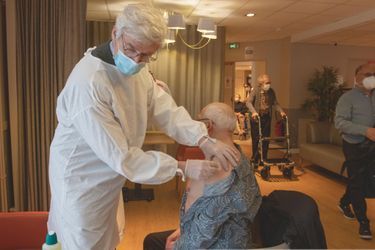 Le docteur Marc Henry administre le vaccin Pfizer-BioNTech à son confrère, Bernard Francoz, à l’Ehpad des Amandiers, dans l’Est parisien, le 7 janvier.