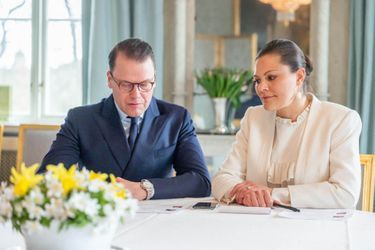 La princesse héritière Victoria de Suède et le prince Daniel dans leur château de Haga à Solna, le 17 avril 2020 