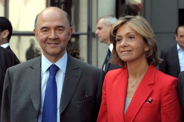 17 mai 2012. Après la défaite de Nicolas Sarkozy, Valérie Pécresse abandonne le ministère du Budget. Pierre Moscovici lui succède.