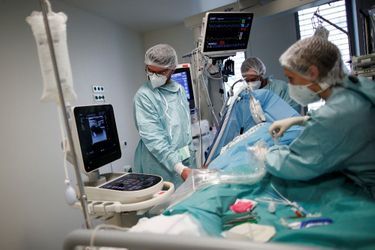 Un malade du covid-19, dans le service de réanimation de l’Hôpital de Melun-Sénart, le 30 octobre 2020.   