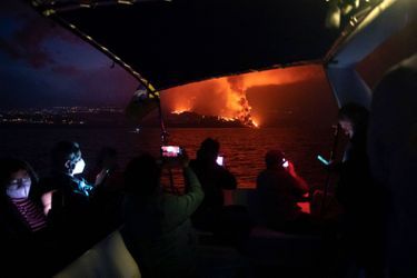 Depuis quelques jours, des excursions en bateau permettent de s’approcher au plus près de l’éruption afin de la photographier à loisir.