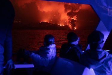 Depuis quelques jours, des excursions en bateau permettent de s’approcher au plus près de l’éruption afin de la photographier à loisir.