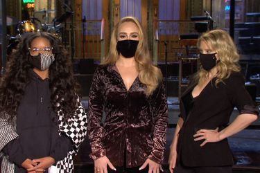 Adele entre la chanteuse Gabriella Wilson (dite H.E.R.) et Kate McKinnon dans le "Saturday Night Live"