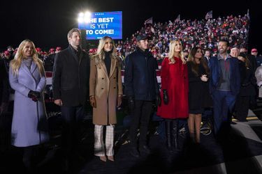 Tiffany, Eric et Lara Trump, Jared Kushner et Ivanka Trump, Kimberly Guilfoyle et Donald Trump Jr à Grand Rapids, dans le Michigan, le 2 novembre 2020, la veille de l'élection.