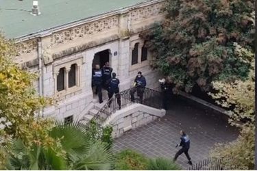 Le 29 octobre. Des policiers municipaux pénètrent dans la basilique Notre-Dame par une porte latérale, à l’arrière de l’édifice, où le terroriste sera neutralisé. 