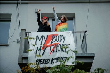 Au balcon d&#039;Aleksandra et Maciej (avec le drapeau arc-en-ciel), une banderole : &quot;Mon corps mon choix, l&#039;enfer des femmes&quot;. Juste avant de manifester dans les rues de Varsovie, le 28 novembre.