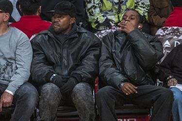 Kanye West et un ami lors d&#039;un match de basket-ball au Staples Center à Los Angeles le 27 novembre 2021