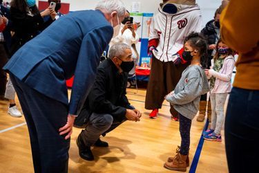 Barack Obama et le Dr Anthony Fauci se sont rendus dans un centre de vaccination de l'école élémentaire Kimball à Washington, le 30 novembre 2021.