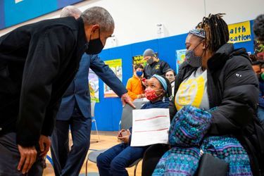 Barack Obama et le Dr Anthony Fauci se sont rendus dans un centre de vaccination de l'école élémentaire Kimball à Washington, le 30 novembre 2021.