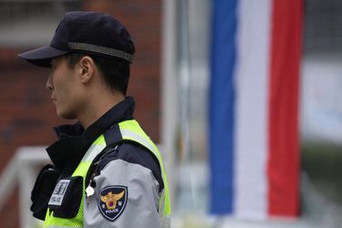 Ii un policier devant l&#039;ambassade de France à Séoul, en novembre 2015. 