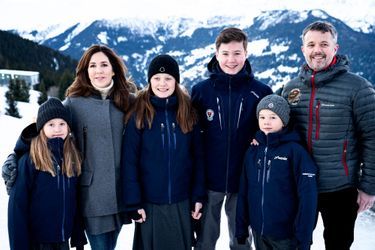 Le prince Christian de Danemark avec ses parents, ses sœurs et son frère à Verbier en Suisse, le 6 janvier 2020, avant la pandémie de coronavirus