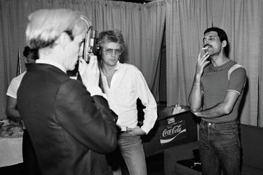 Freddie Mercury pose pour Andy Warhol, avec Roger Taylor, le batteur du groupe, dans les loges du Madison Square Garden, à New York, en juillet 1982