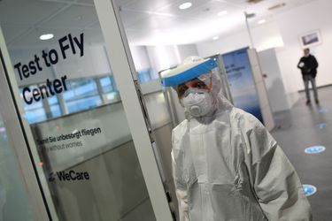 Un employé d'un nouveau centre de test rapide à l'aéroport Franz-Josef-Strauss attend que les passagers soient testés à Munich, en Allemagne. 